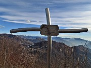 02 Alla crocetta di vetta del Monte Podona (1227 m) con vista sull'altopiano Selvino-Aviatico e  verso la Val Seriana